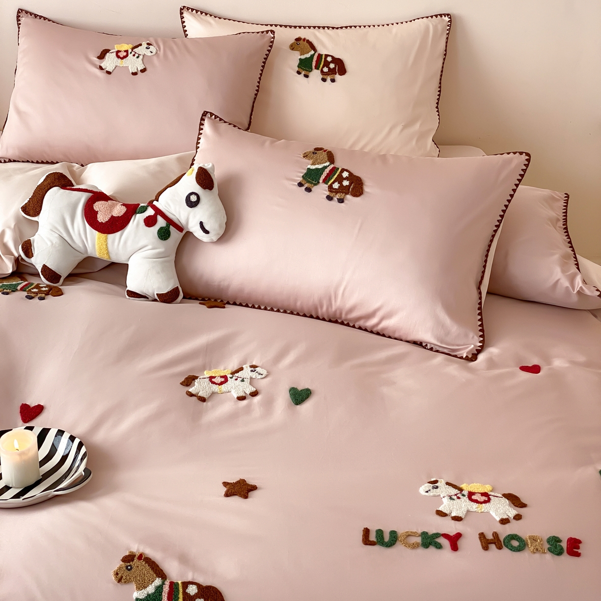 91家纺网 家纺一手货源 找家纺 FORTWO家纺原创设计（FOR TWO家纺） 2026新款50长绒棉纯棉双针毛巾绣四件套 （券前）基础价不低于小号268元，中号348元，大号388元 床笠加10元 旋转木马