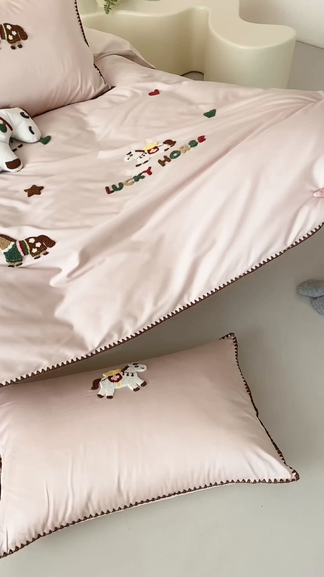 91家纺网 家纺一手货源 找家纺 FORTWO家纺原创设计（FOR TWO家纺） 2026新款50长绒棉纯棉双针毛巾绣四件套 （券前）基础价不低于小号268元，中号348元，大号388元 床笠加10元 旋转木马