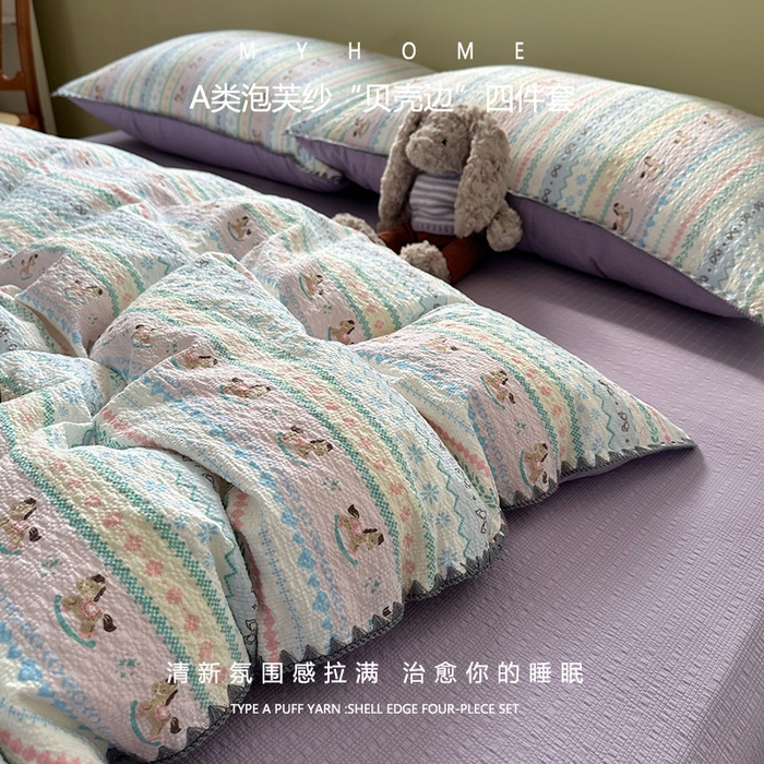 91家纺网 家纺一手货源 找家纺 贝扬思家纺 2026春夏新款高品质A类泡芙纱甜栗贝壳边四件套系列~小红书推荐（110g） 甜栗-甜心木马卷