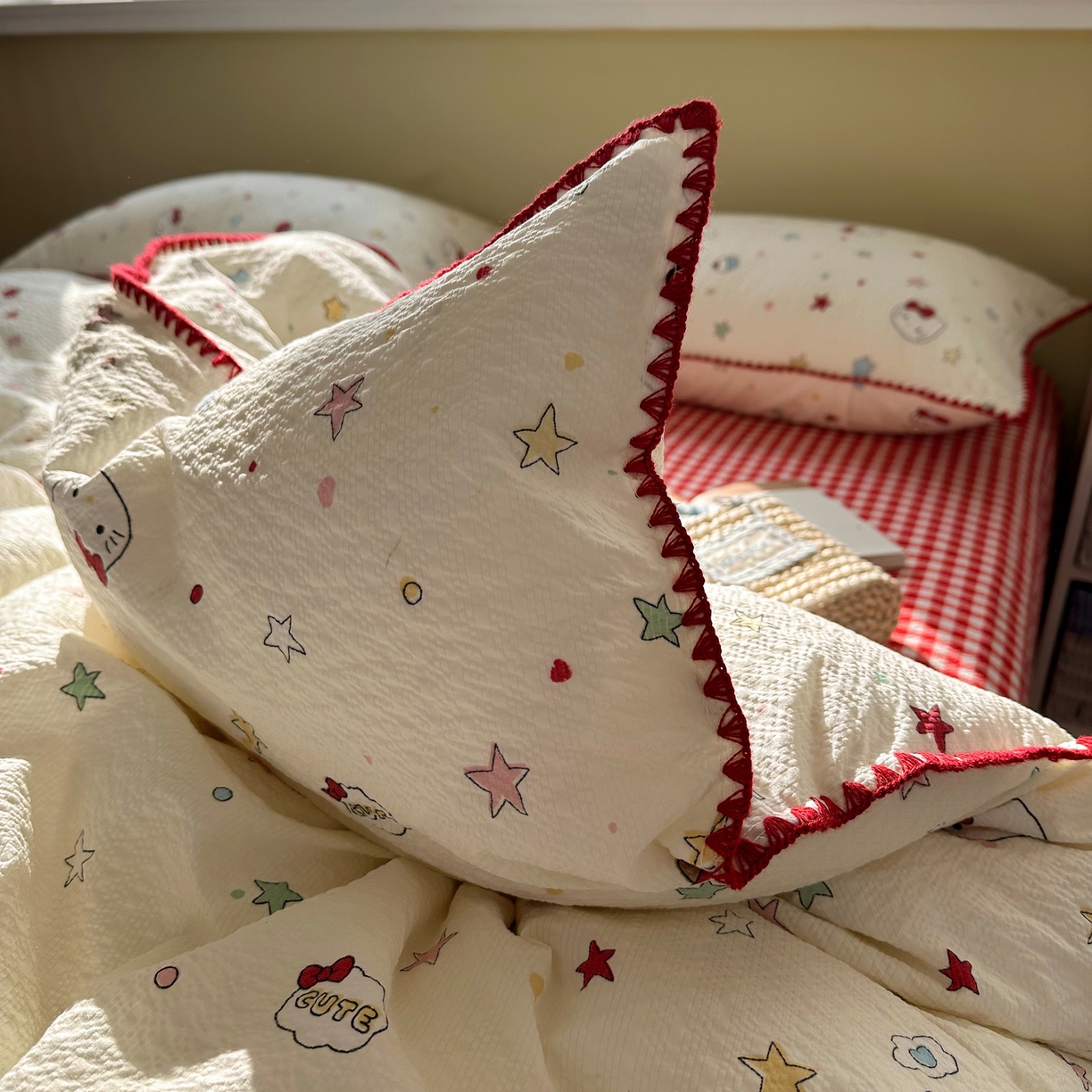 91家纺网 家纺一手货源 找家纺 贝扬思家纺 2026春夏新款高品质A类泡芙纱甜栗贝壳边四件套系列~小红书推荐（110g） 甜栗-星芒凯蒂