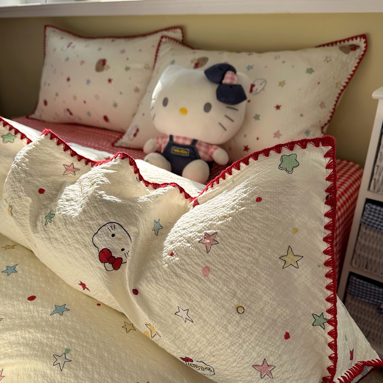 91家纺网 家纺一手货源 找家纺 贝扬思家纺 2026春夏新款高品质A类泡芙纱甜栗贝壳边四件套系列~小红书推荐（110g） 甜栗-星芒凯蒂