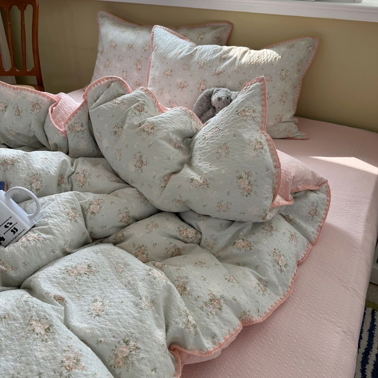 91家纺网 家纺一手货源 找家纺 贝扬思家纺 2026春夏新款高品质A类泡芙纱甜栗贝壳边四件套系列~小红书推荐（110g） 甜栗-柔诗意