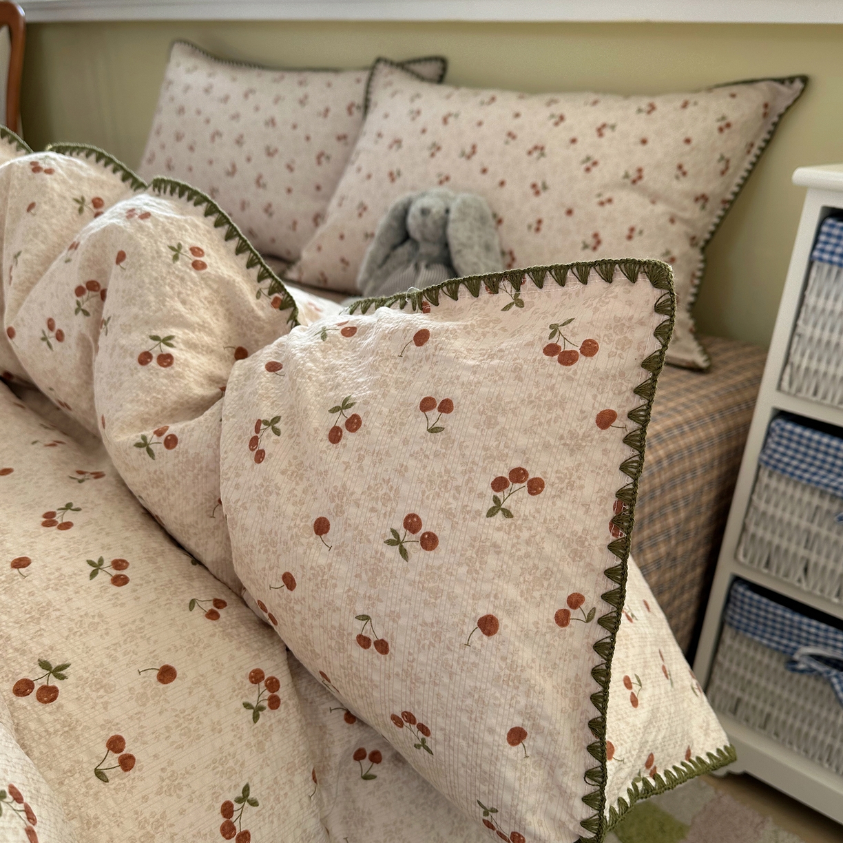 91家纺网 家纺一手货源 找家纺 贝扬思家纺 2026春夏新款高品质A类泡芙纱甜栗贝壳边四件套系列~小红书推荐（110g） 甜栗-酒渍樱桃