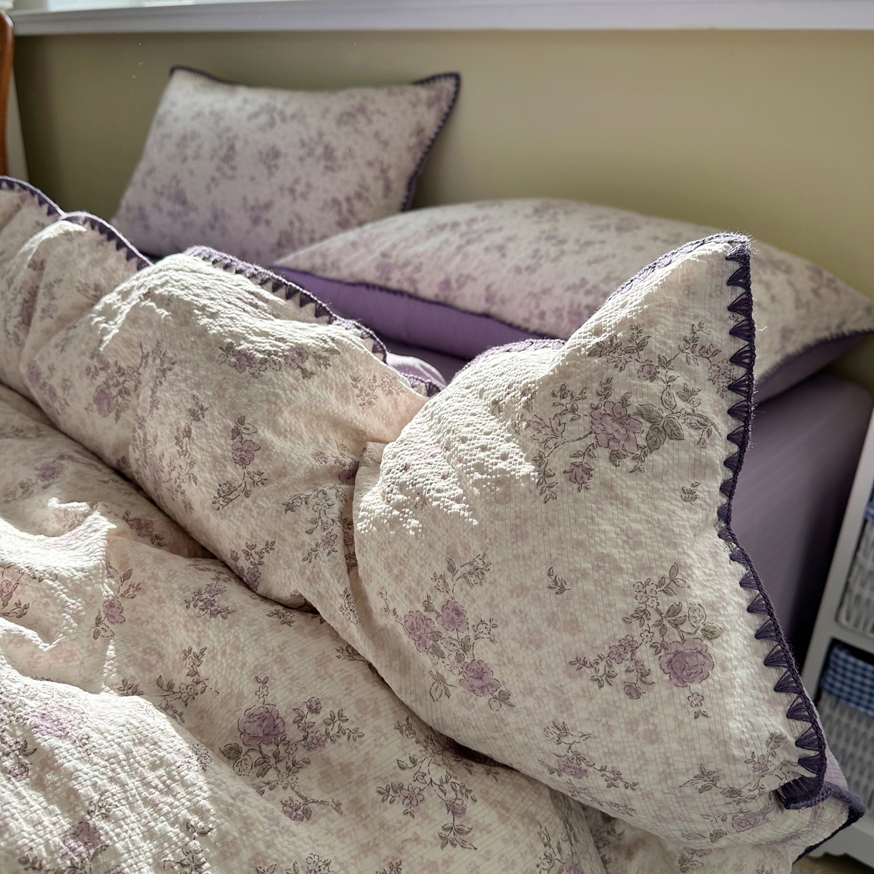 91家纺网 家纺一手货源 找家纺 贝扬思家纺 2026春夏新款高品质A类泡芙纱甜栗贝壳边四件套系列~小红书推荐（110g） 甜栗-柔紫碎花屿