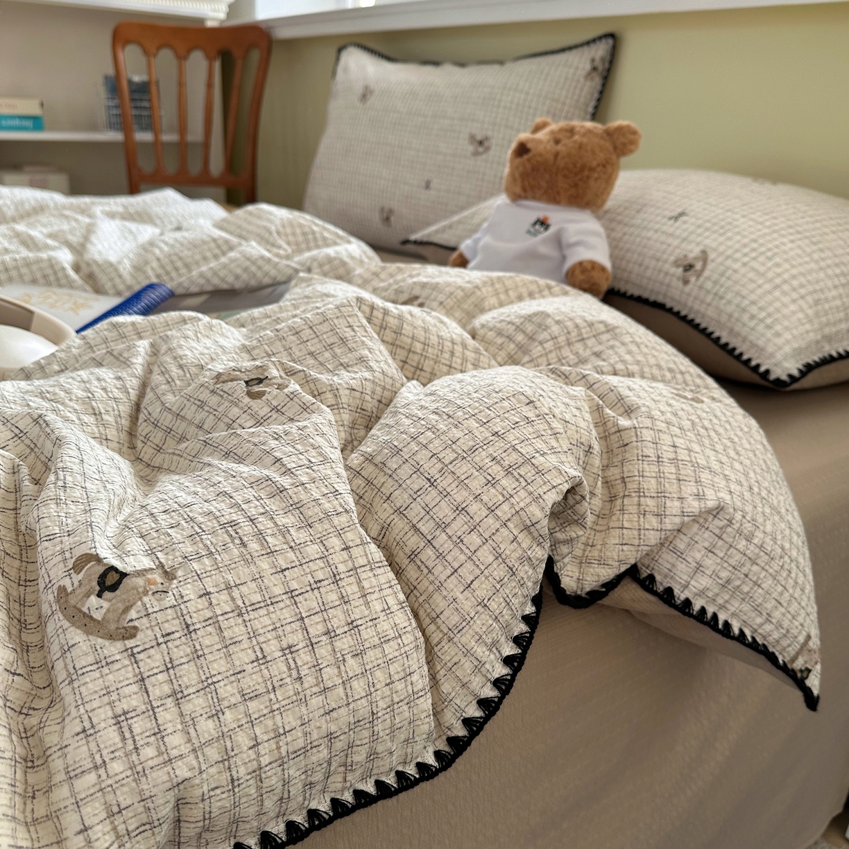 91家纺网 家纺一手货源 找家纺 贝扬思家纺 2026春夏新款高品质A类泡芙纱甜栗贝壳边四件套系列~小红书推荐（110g） 甜栗-织纹木马迹