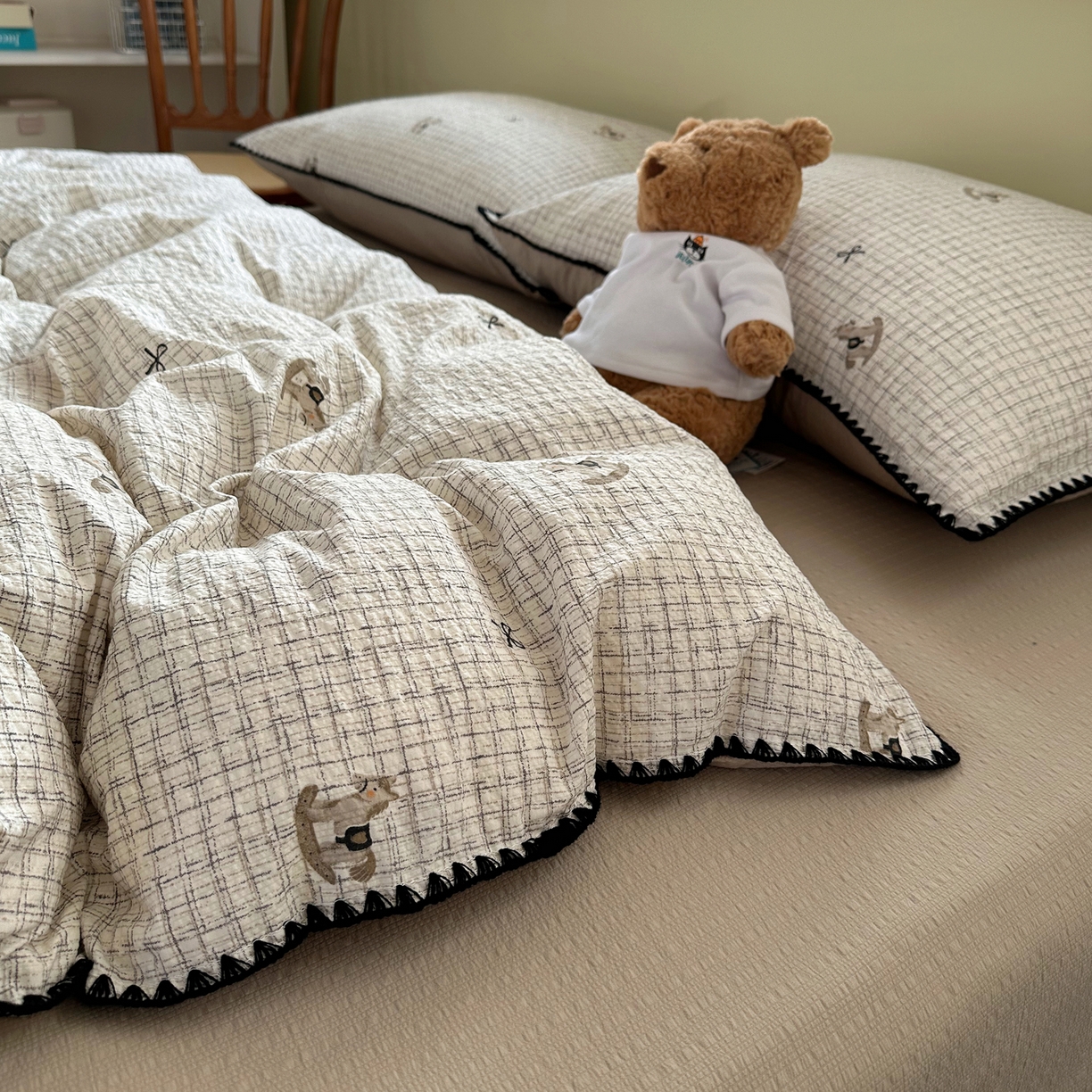 91家纺网 家纺一手货源 找家纺 贝扬思家纺 2026春夏新款高品质A类泡芙纱甜栗贝壳边四件套系列~小红书推荐（110g） 甜栗-织纹木马迹