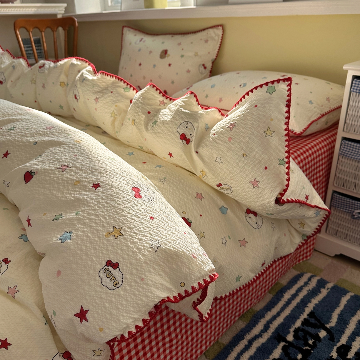 91家纺网 家纺一手货源 找家纺 贝扬思家纺 2026春夏新款高品质A类泡芙纱甜栗贝壳边四件套系列~小红书推荐（110g） 甜栗-星芒凯蒂