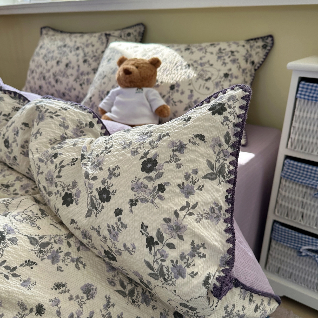 91家纺网 家纺一手货源 找家纺 贝扬思家纺 2026春夏新款高品质A类泡芙纱甜栗贝壳边四件套系列~小红书推荐（110g） 甜栗-小猫秘境灰