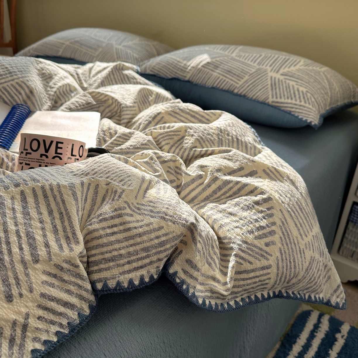 91家纺网 家纺一手货源 找家纺 贝扬思家纺 2026春夏新款高品质A类泡芙纱甜栗贝壳边四件套系列~小红书推荐（110g） 甜栗-浅川纹