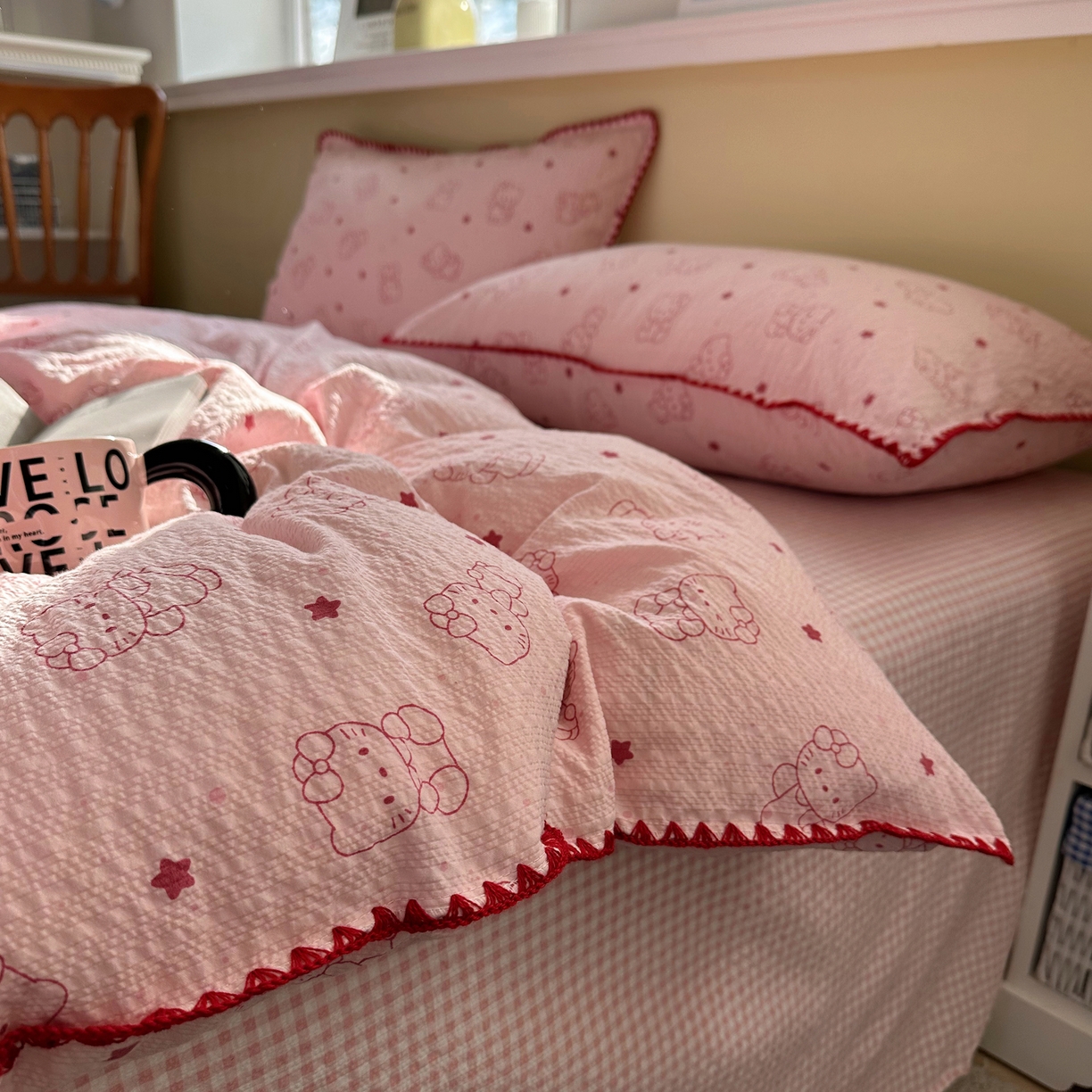 91家纺网 家纺一手货源 找家纺 贝扬思家纺 2026春夏新款高品质A类泡芙纱甜栗贝壳边四件套系列~小红书推荐（110g） 甜栗-描线小猫粉