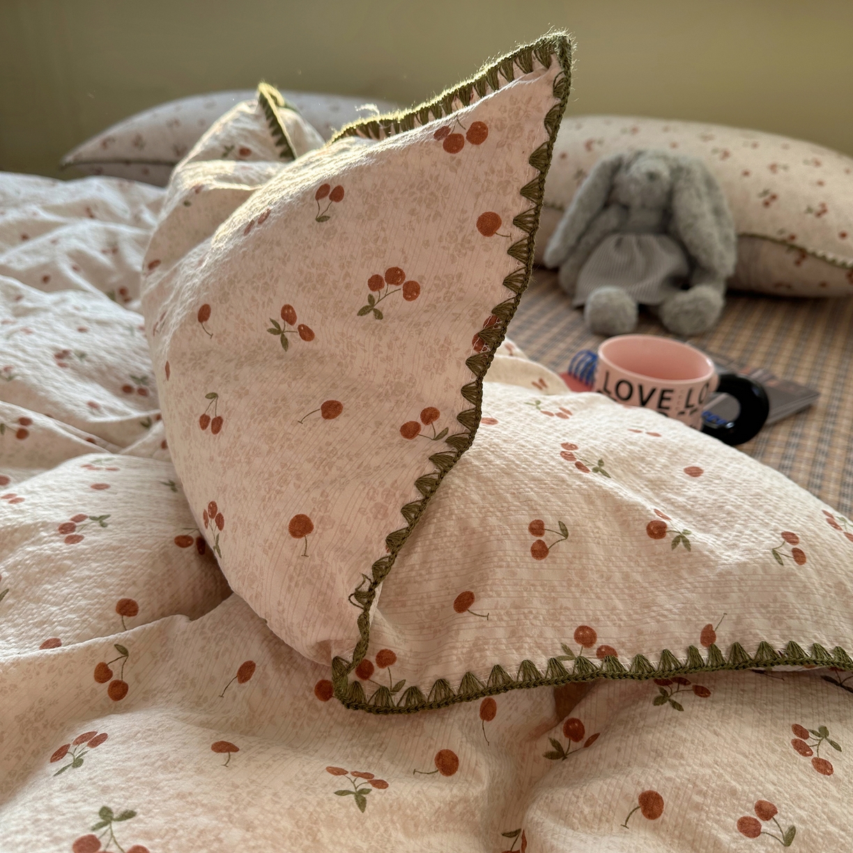 91家纺网 家纺一手货源 找家纺 贝扬思家纺 2026春夏新款高品质A类泡芙纱甜栗贝壳边四件套系列~小红书推荐（110g） 甜栗-酒渍樱桃