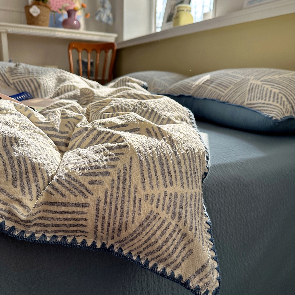 91家纺网 家纺一手货源 找家纺 贝扬思家纺 2026春夏新款高品质A类泡芙纱甜栗贝壳边四件套系列~小红书推荐（110g） 甜栗-浅川纹