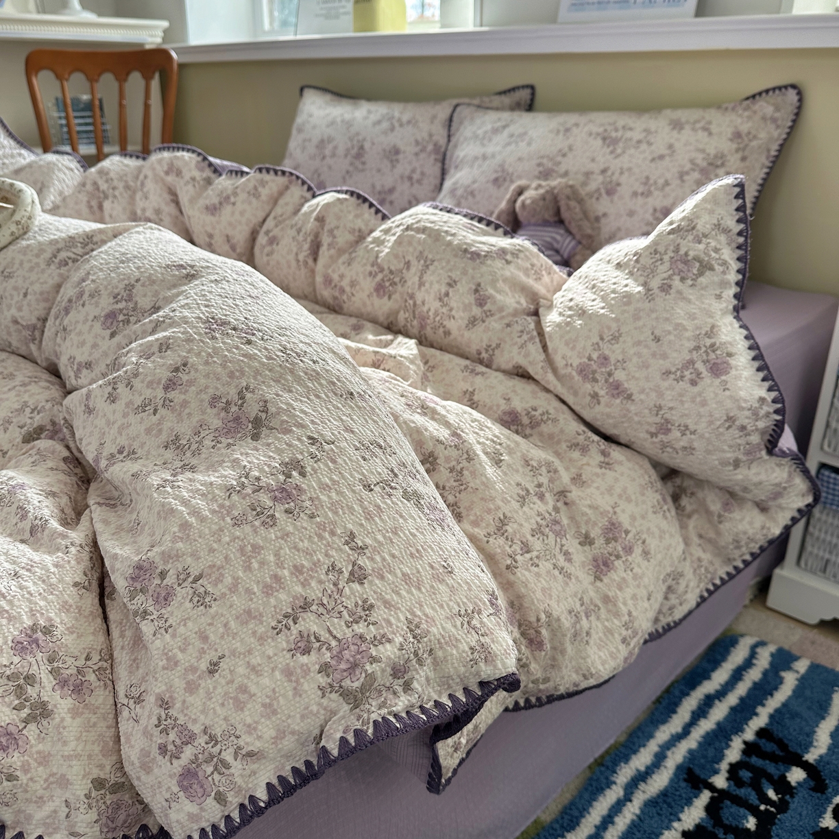 91家纺网 家纺一手货源 找家纺 贝扬思家纺 2026春夏新款高品质A类泡芙纱甜栗贝壳边四件套系列~小红书推荐（110g） 甜栗-柔紫碎花屿