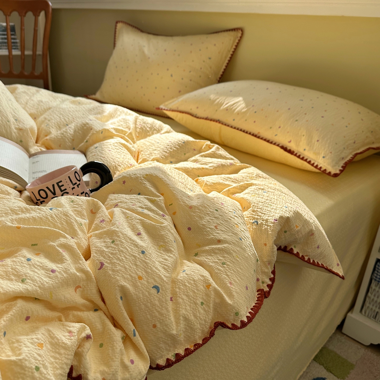 91家纺网 家纺一手货源 找家纺 贝扬思家纺 2026春夏新款高品质A类泡芙纱甜栗贝壳边四件套系列~小红书推荐（110g） 甜栗-星月糖粒