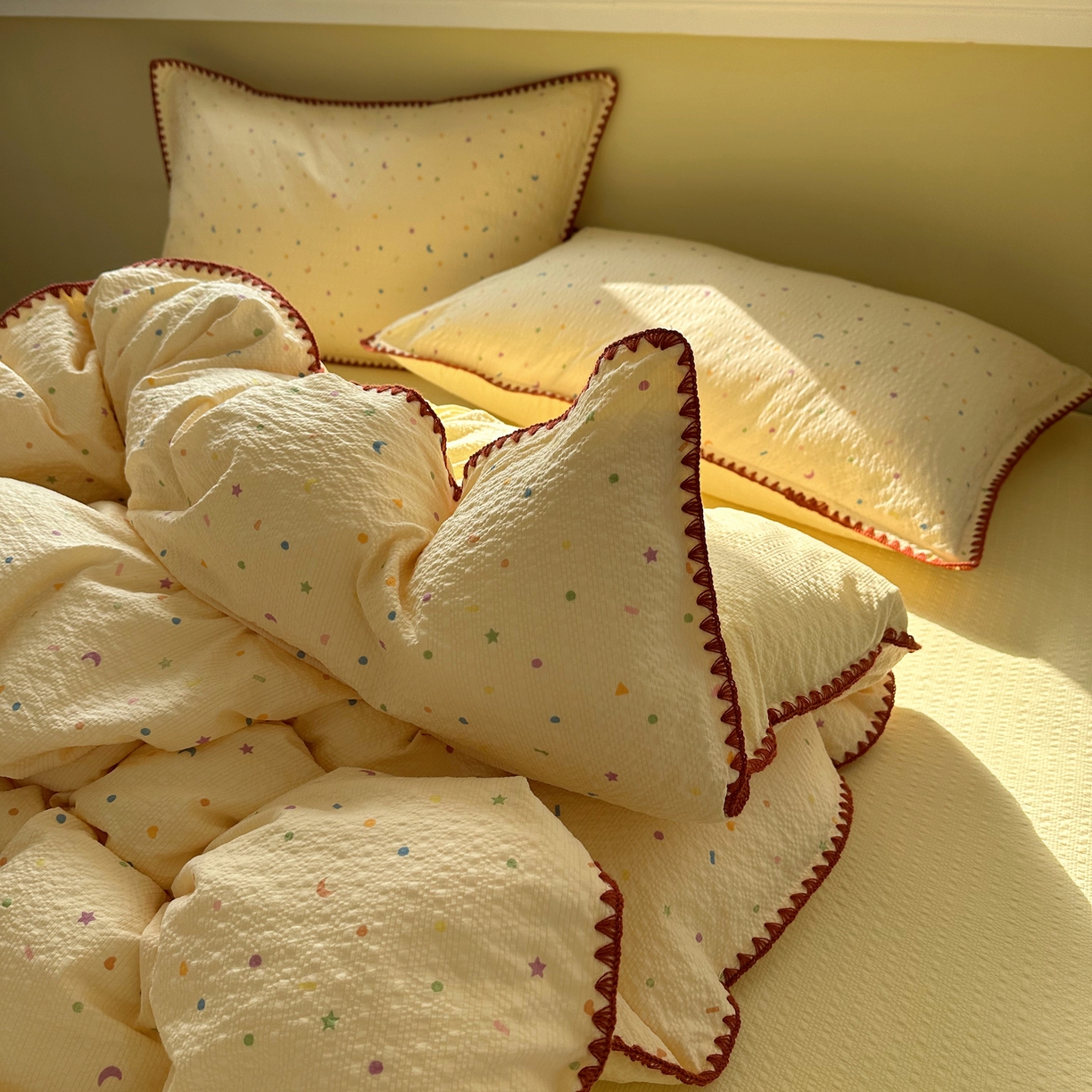 91家纺网 家纺一手货源 找家纺 贝扬思家纺 2026春夏新款高品质A类泡芙纱甜栗贝壳边四件套系列~小红书推荐（110g） 甜栗-星月糖粒