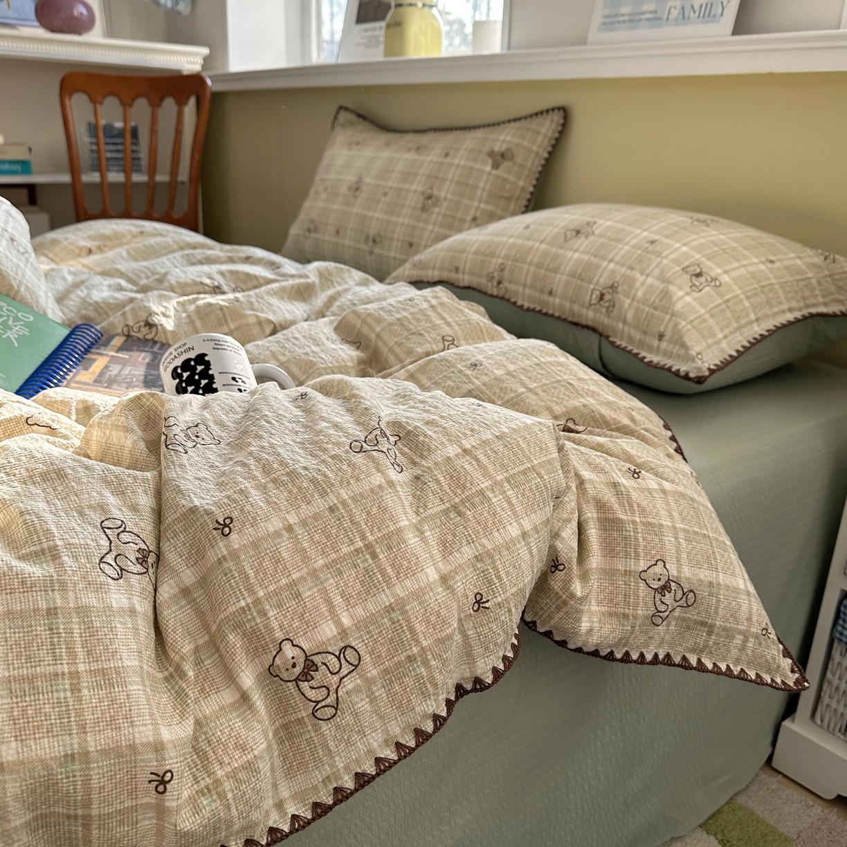 91家纺网 家纺一手货源 找家纺 贝扬思家纺 2026春夏新款高品质A类泡芙纱甜栗贝壳边四件套系列~小红书推荐（110g） 甜栗-青棕格纹熊