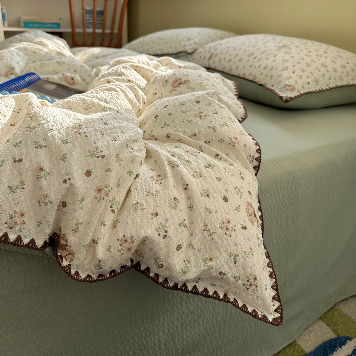 91家纺网 家纺一手货源 找家纺 贝扬思家纺 2026春夏新款高品质A类泡芙纱甜栗贝壳边四件套系列~小红书推荐（110g） 甜栗-木马小花团