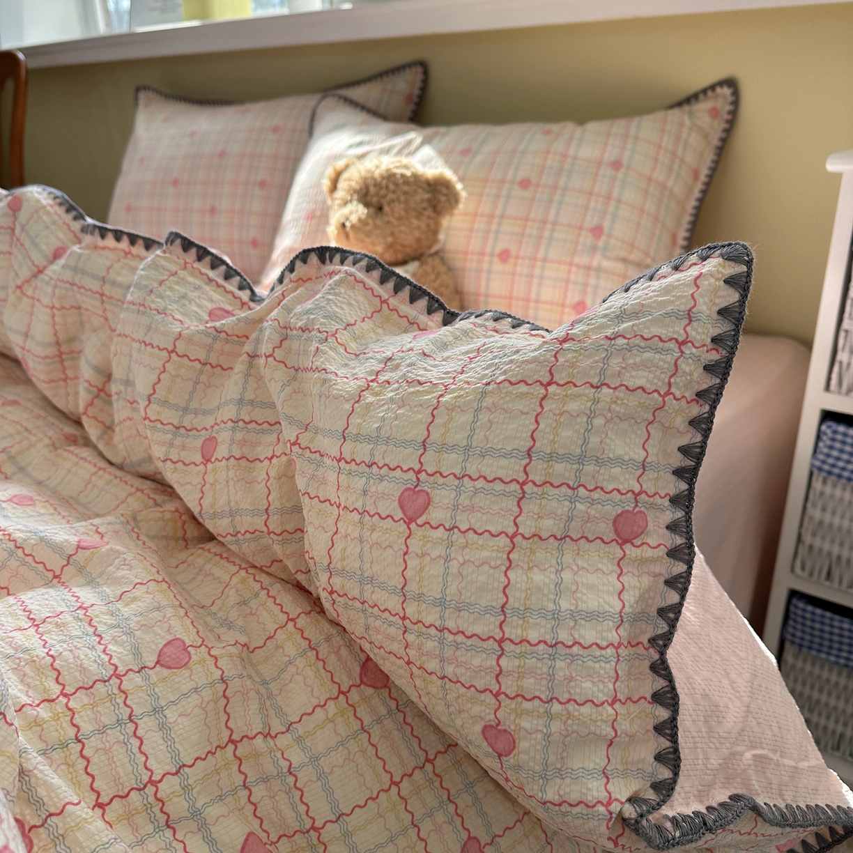 91家纺网 家纺一手货源 找家纺 贝扬思家纺 2026春夏新款高品质A类泡芙纱甜栗贝壳边四件套系列~小红书推荐（110g） 甜栗-格格心