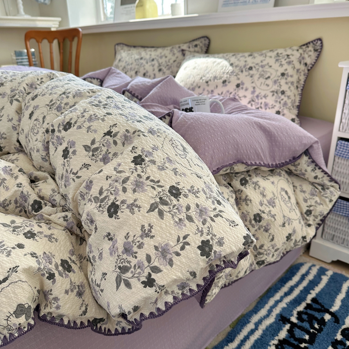 91家纺网 家纺一手货源 找家纺 贝扬思家纺 2026春夏新款高品质A类泡芙纱甜栗贝壳边四件套系列~小红书推荐（110g） 甜栗-小猫秘境灰