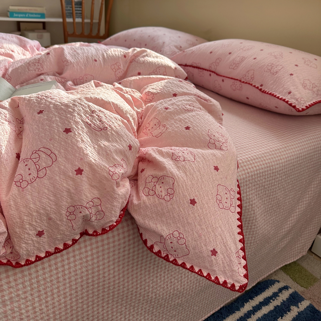 91家纺网 家纺一手货源 找家纺 贝扬思家纺 2026春夏新款高品质A类泡芙纱甜栗贝壳边四件套系列~小红书推荐（110g） 甜栗-描线小猫粉