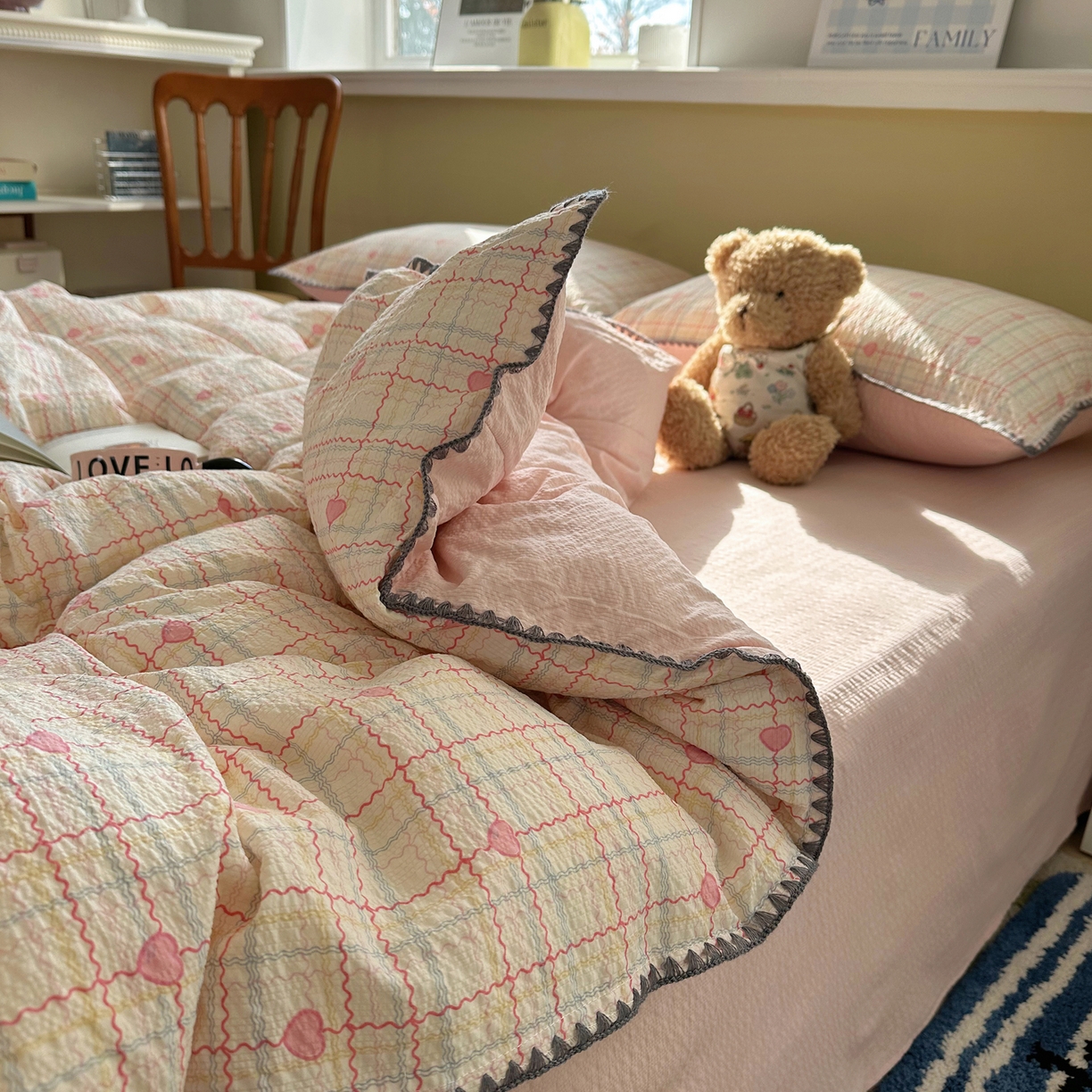 91家纺网 家纺一手货源 找家纺 贝扬思家纺 2026春夏新款高品质A类泡芙纱甜栗贝壳边四件套系列~小红书推荐（110g） 甜栗-格格心