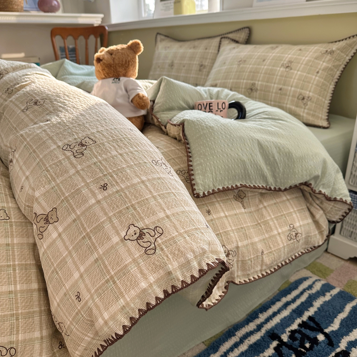 91家纺网 家纺一手货源 找家纺 贝扬思家纺 2026春夏新款高品质A类泡芙纱甜栗贝壳边四件套系列~小红书推荐（110g） 甜栗-青棕格纹熊