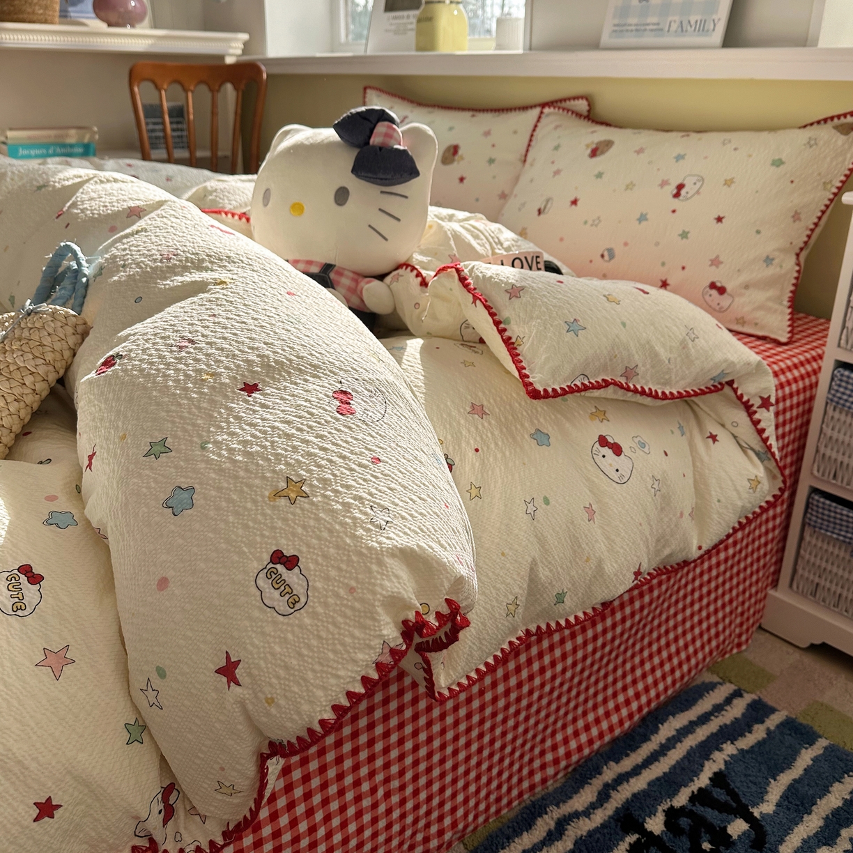 91家纺网 家纺一手货源 找家纺 贝扬思家纺 2026春夏新款高品质A类泡芙纱甜栗贝壳边四件套系列~小红书推荐（110g） 甜栗-星芒凯蒂