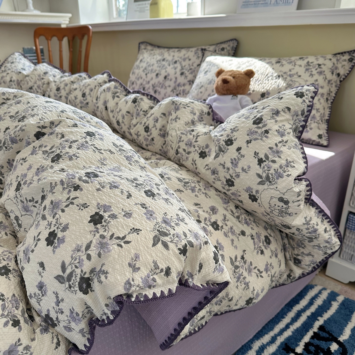 91家纺网 家纺一手货源 找家纺 贝扬思家纺 2026春夏新款高品质A类泡芙纱甜栗贝壳边四件套系列~小红书推荐（110g） 甜栗-小猫秘境灰