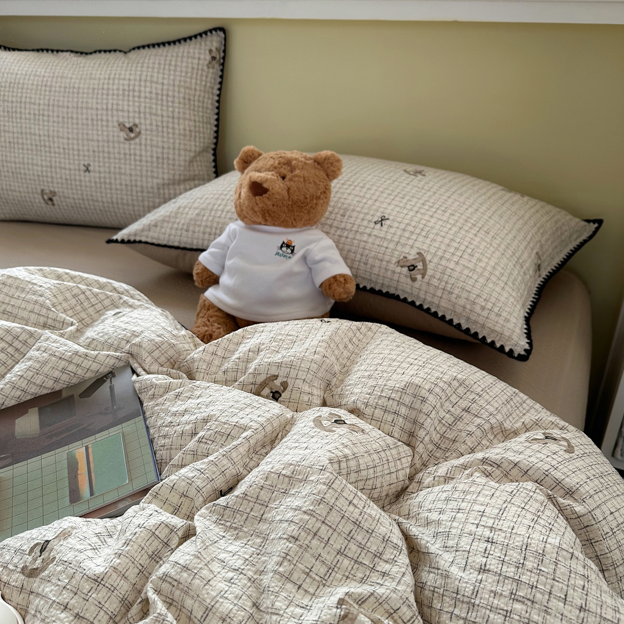 91家纺网 家纺一手货源 找家纺 贝扬思家纺 2026春夏新款高品质A类泡芙纱甜栗贝壳边四件套系列~小红书推荐（110g） 甜栗-织纹木马迹