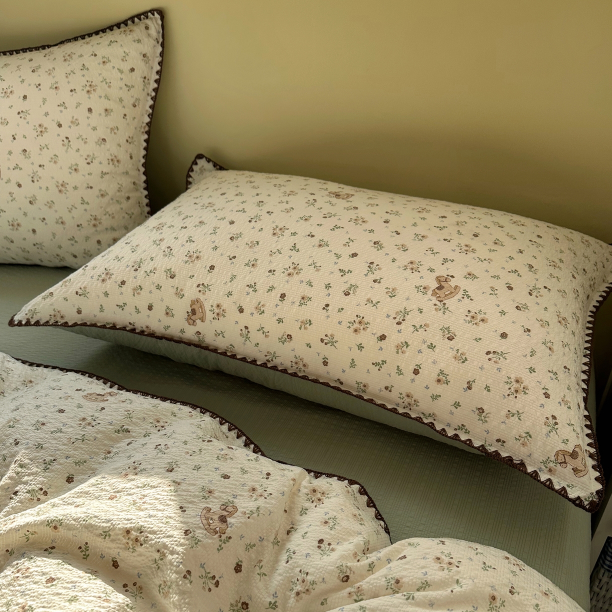 91家纺网 家纺一手货源 找家纺 贝扬思家纺 2026春夏新款高品质A类泡芙纱甜栗贝壳边四件套系列~小红书推荐（110g） 甜栗-木马小花团