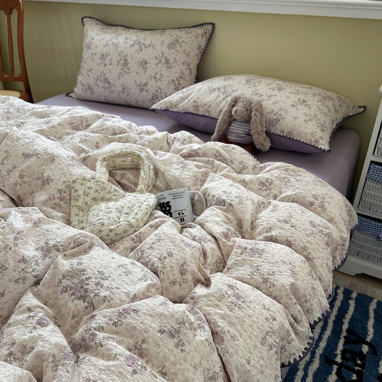 91家纺网 家纺一手货源 找家纺 贝扬思家纺 2026春夏新款高品质A类泡芙纱甜栗贝壳边四件套系列~小红书推荐（110g） 甜栗-柔紫碎花屿