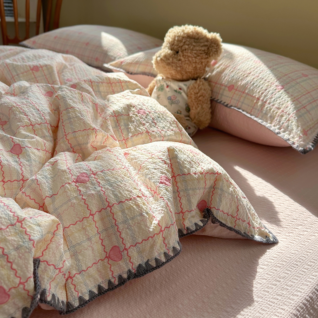 91家纺网 家纺一手货源 找家纺 贝扬思家纺 2026春夏新款高品质A类泡芙纱甜栗贝壳边四件套系列~小红书推荐（110g） 甜栗-格格心