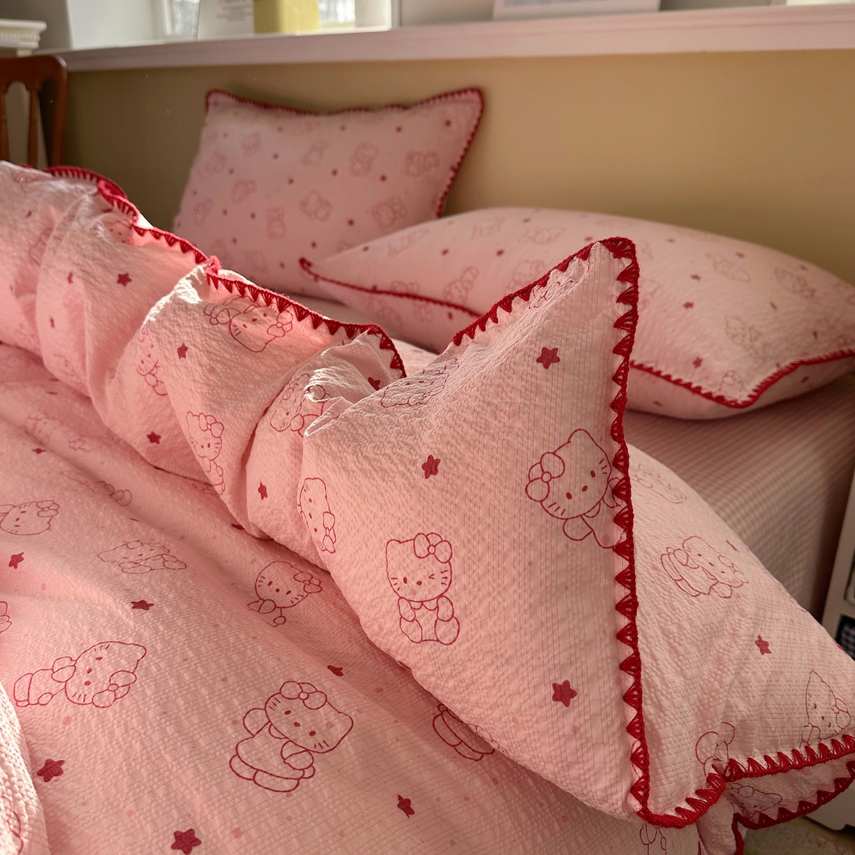 91家纺网 家纺一手货源 找家纺 贝扬思家纺 2026春夏新款高品质A类泡芙纱甜栗贝壳边四件套系列~小红书推荐（110g） 甜栗-描线小猫粉