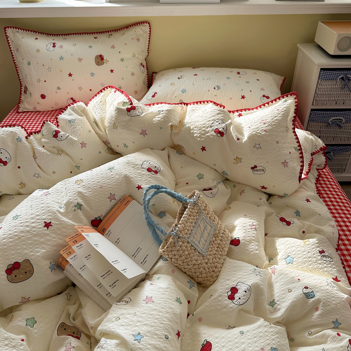 91家纺网 家纺一手货源 找家纺 贝扬思家纺 2026春夏新款高品质A类泡芙纱甜栗贝壳边四件套系列~小红书推荐（110g） 甜栗-星芒凯蒂