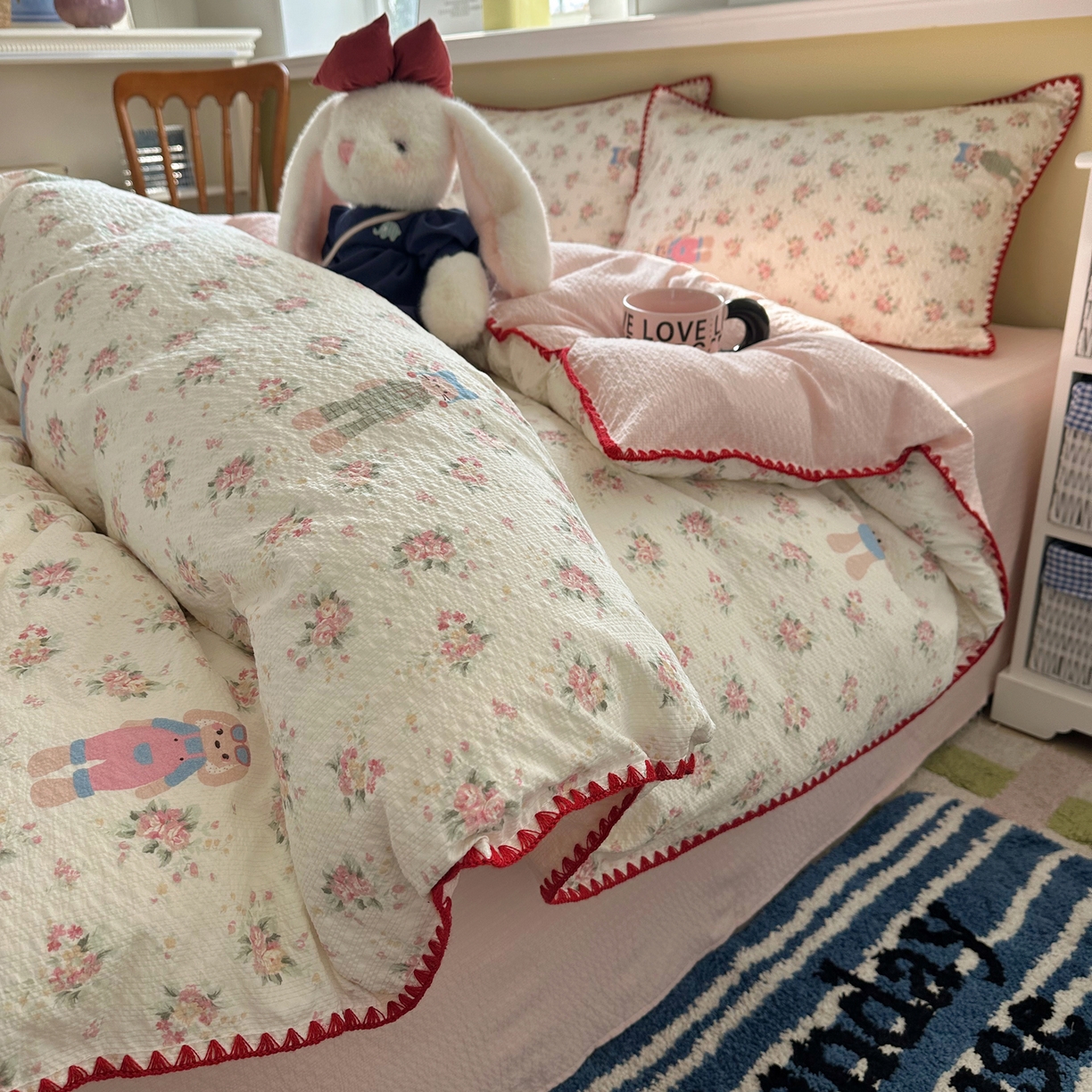 91家纺网 家纺一手货源 找家纺 贝扬思家纺 2026春夏新款高品质A类泡芙纱甜栗贝壳边四件套系列~小红书推荐（110g） 甜栗-甜卷兔兔