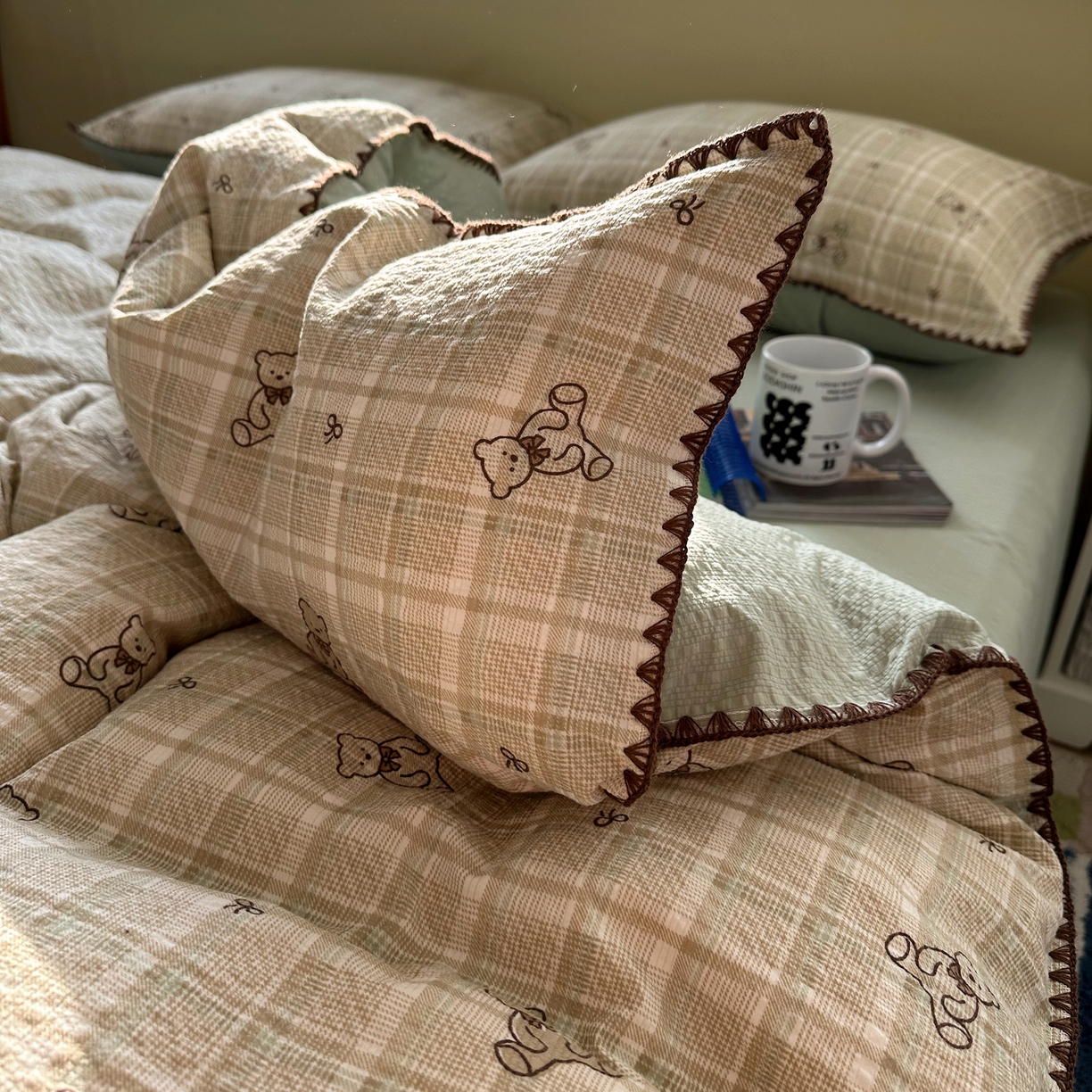 91家纺网 家纺一手货源 找家纺 贝扬思家纺 2026春夏新款高品质A类泡芙纱甜栗贝壳边四件套系列~小红书推荐（110g） 甜栗-青棕格纹熊