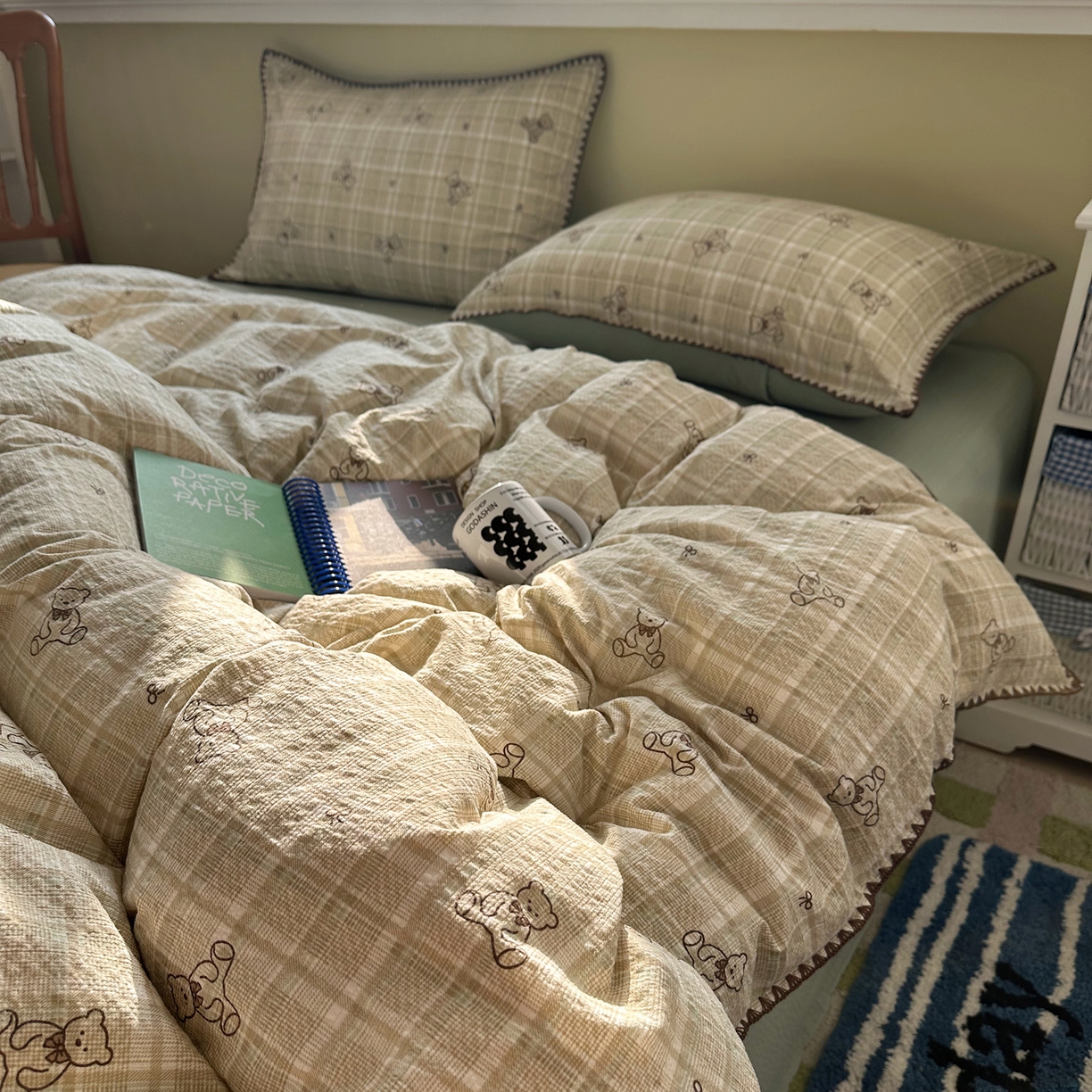 91家纺网 家纺一手货源 找家纺 贝扬思家纺 2026春夏新款高品质A类泡芙纱甜栗贝壳边四件套系列~小红书推荐（110g） 甜栗-青棕格纹熊