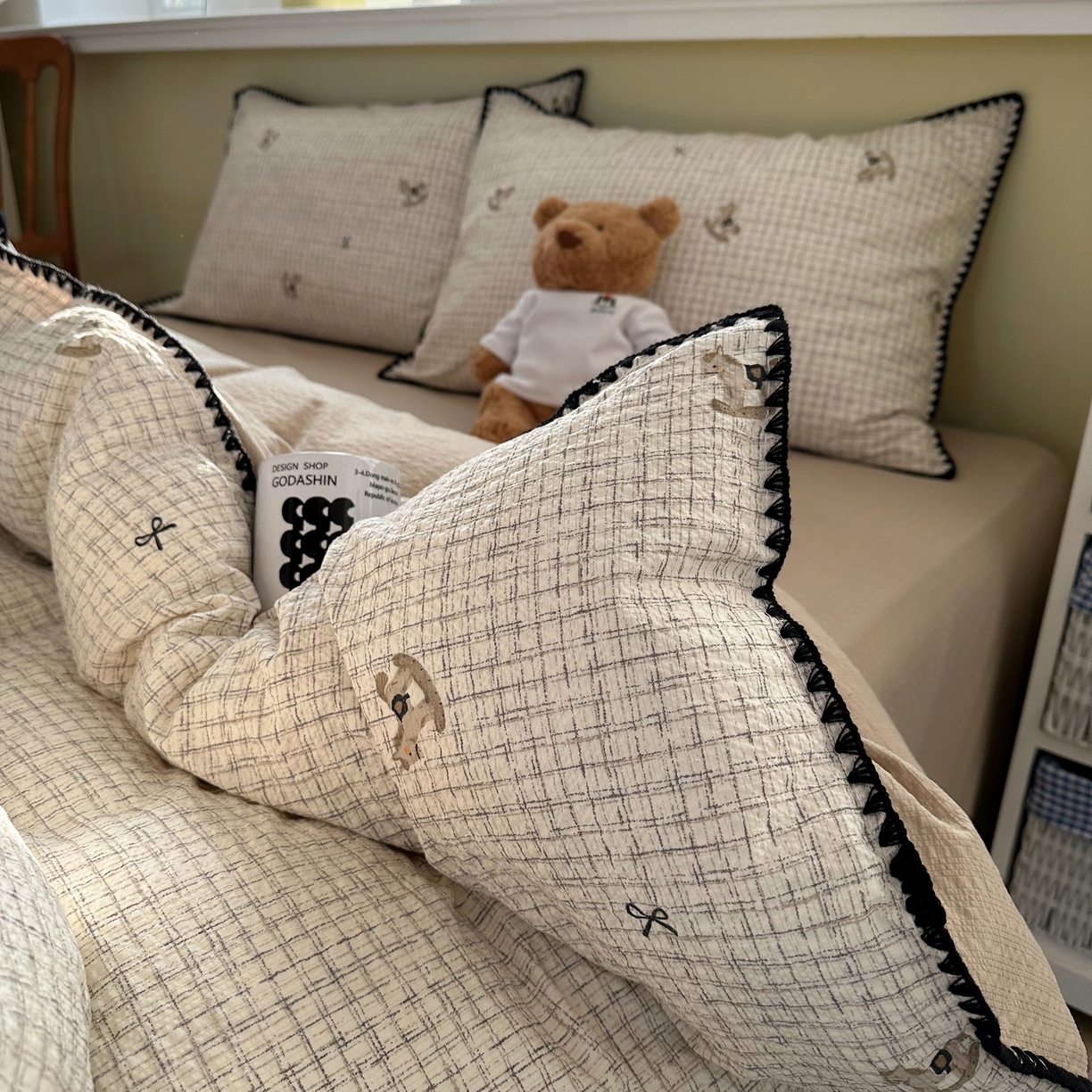 91家纺网 家纺一手货源 找家纺 贝扬思家纺 2026春夏新款高品质A类泡芙纱甜栗贝壳边四件套系列~小红书推荐（110g） 甜栗-织纹木马迹