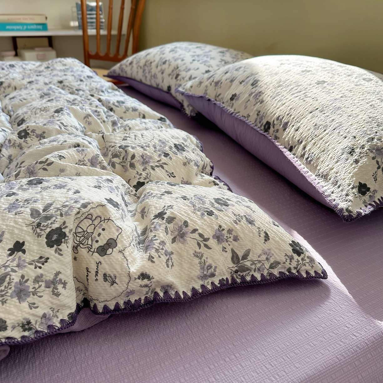 91家纺网 家纺一手货源 找家纺 贝扬思家纺 2026春夏新款高品质A类泡芙纱甜栗贝壳边四件套系列~小红书推荐（110g） 甜栗-小猫秘境灰