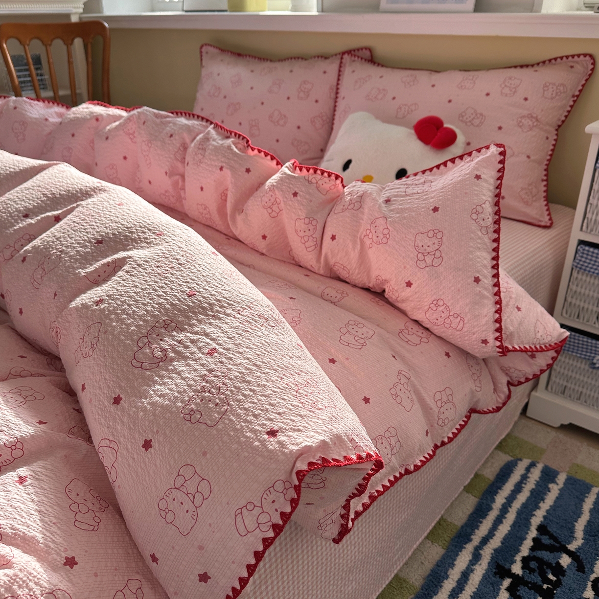 91家纺网 家纺一手货源 找家纺 贝扬思家纺 2026春夏新款高品质A类泡芙纱甜栗贝壳边四件套系列~小红书推荐（110g） 甜栗-描线小猫粉