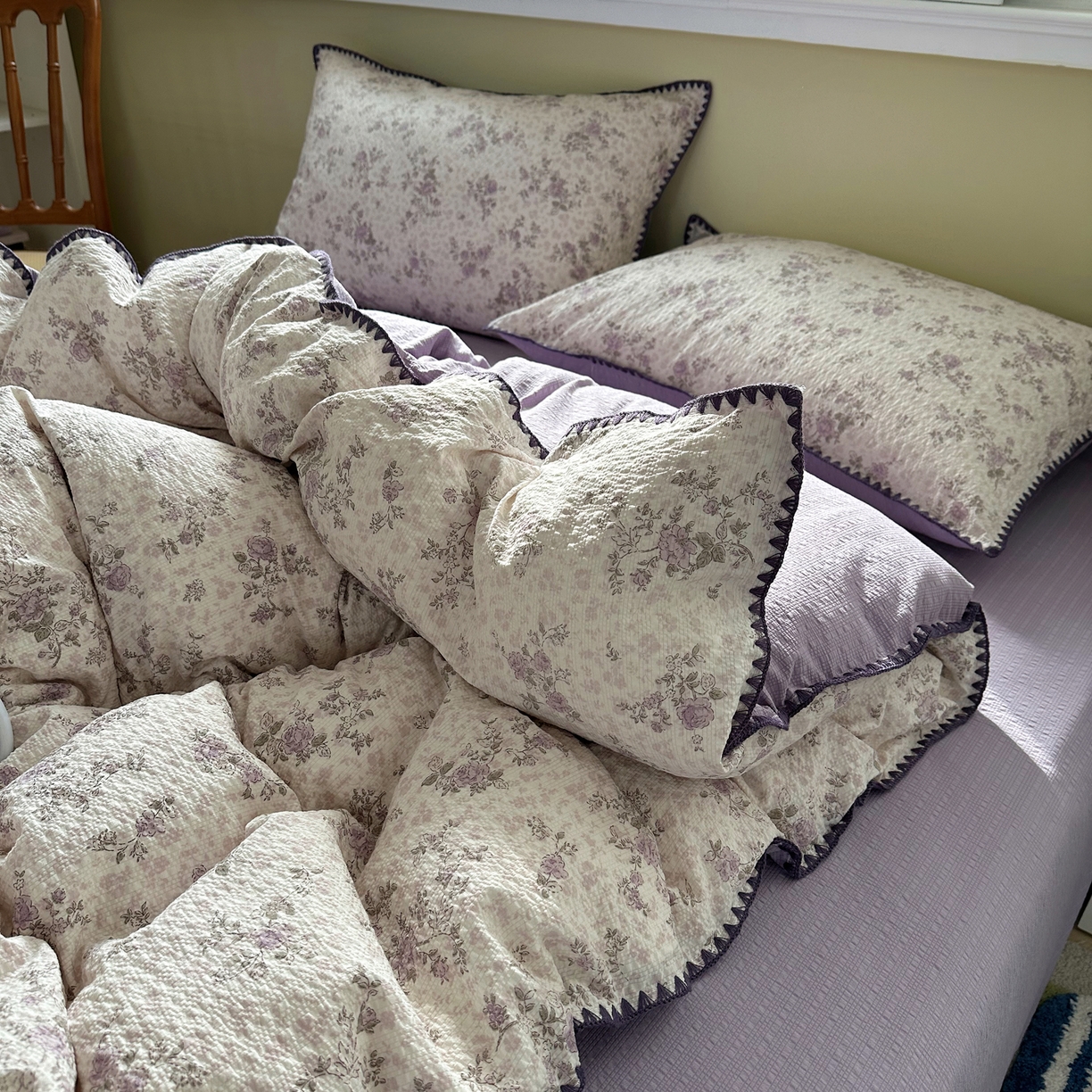 91家纺网 家纺一手货源 找家纺 贝扬思家纺 2026春夏新款高品质A类泡芙纱甜栗贝壳边四件套系列~小红书推荐（110g） 甜栗-柔紫碎花屿