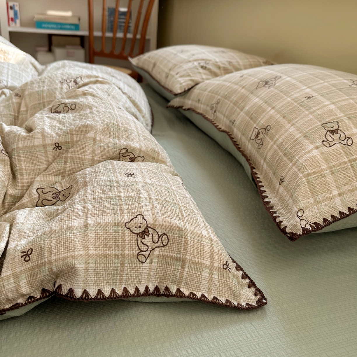 91家纺网 家纺一手货源 找家纺 贝扬思家纺 2026春夏新款高品质A类泡芙纱甜栗贝壳边四件套系列~小红书推荐（110g） 甜栗-青棕格纹熊