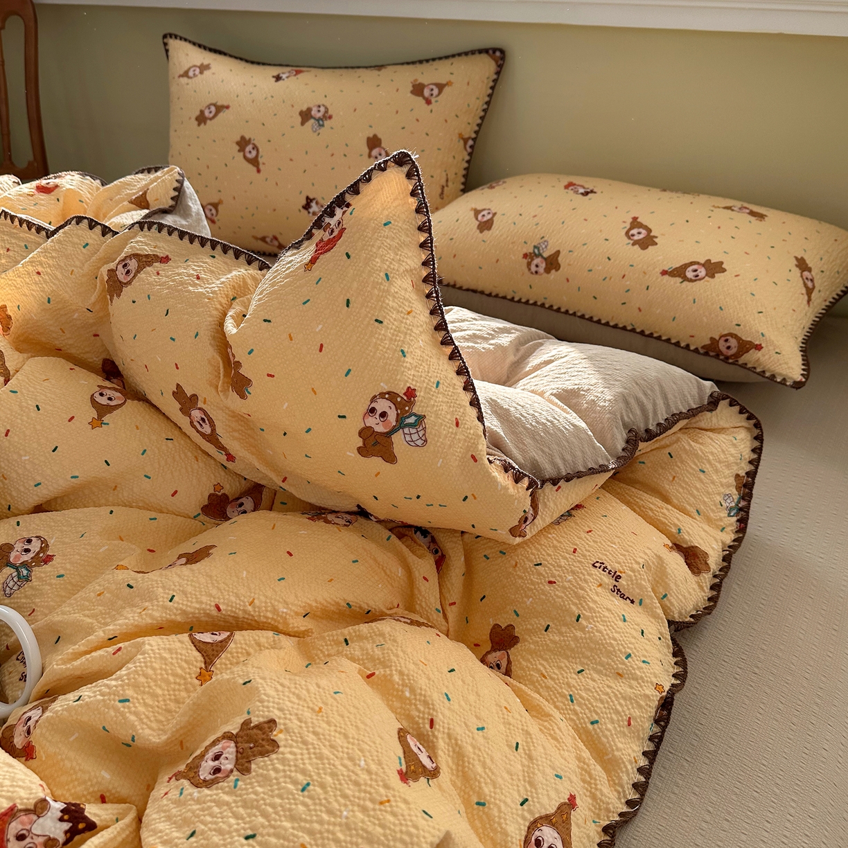 91家纺网 家纺一手货源 找家纺 贝扬思家纺 2026春夏新款高品质A类泡芙纱甜栗贝壳边四件套系列~小红书推荐（110g） 甜栗-星星糖豆