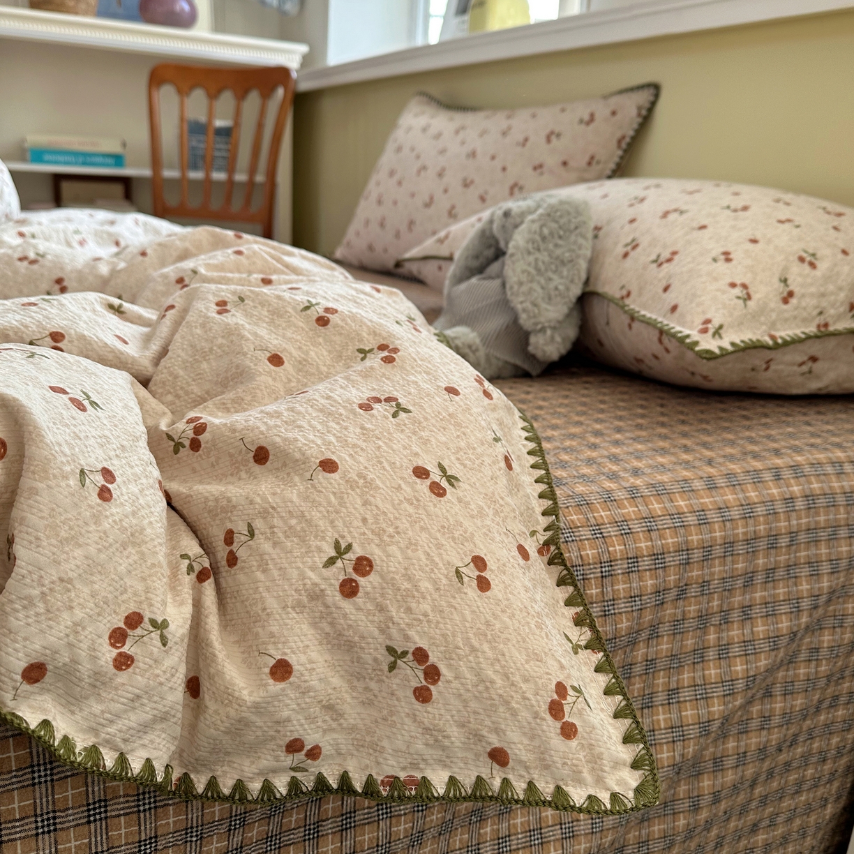 91家纺网 家纺一手货源 找家纺 贝扬思家纺 2026春夏新款高品质A类泡芙纱甜栗贝壳边四件套系列~小红书推荐（110g） 甜栗-酒渍樱桃