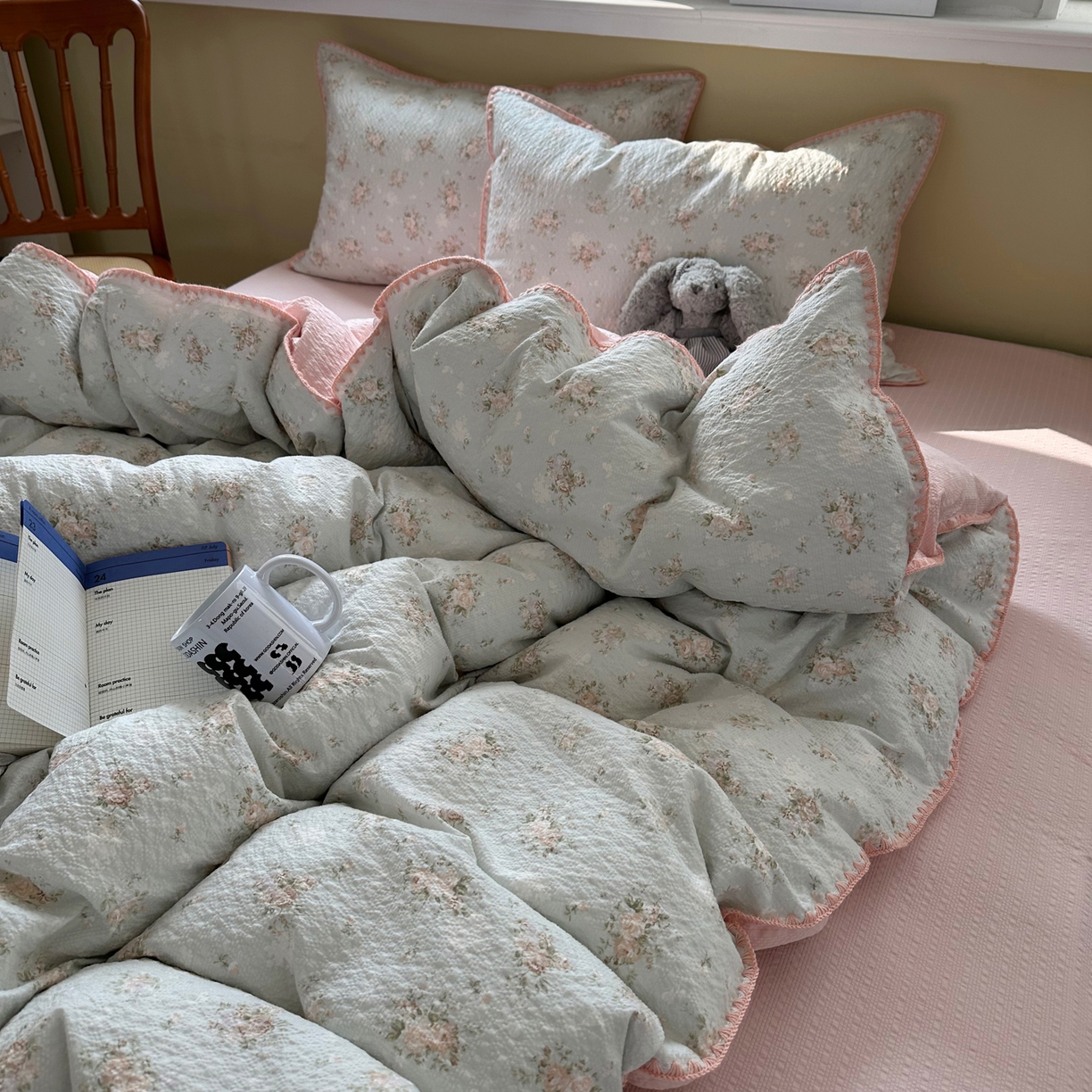 91家纺网 家纺一手货源 找家纺 贝扬思家纺 2026春夏新款高品质A类泡芙纱甜栗贝壳边四件套系列~小红书推荐（110g） 甜栗-柔诗意