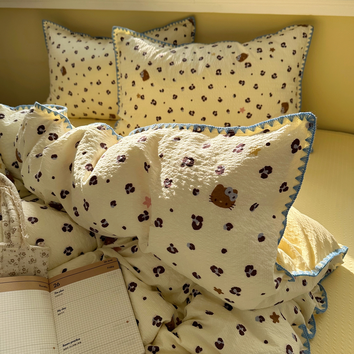 91家纺网 家纺一手货源 找家纺 贝扬思家纺 2026春夏新款高品质A类泡芙纱甜栗贝壳边四件套系列~小红书推荐（110g） 甜栗-豹纹咪星黄