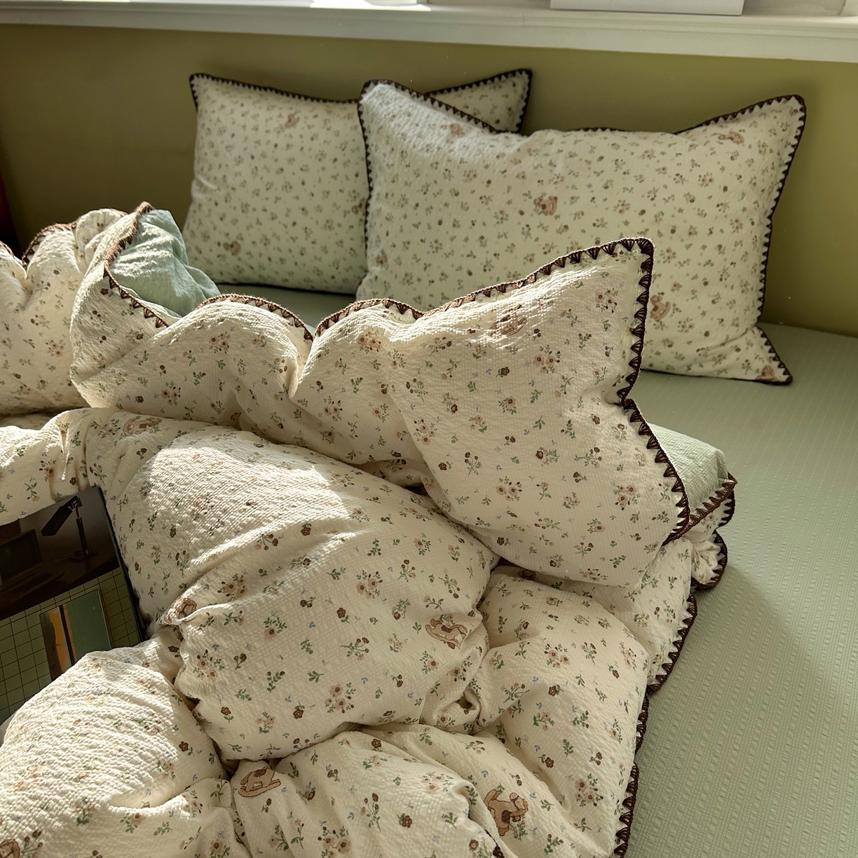 91家纺网 家纺一手货源 找家纺 贝扬思家纺 2026春夏新款高品质A类泡芙纱甜栗贝壳边四件套系列~小红书推荐（110g） 甜栗-木马小花团