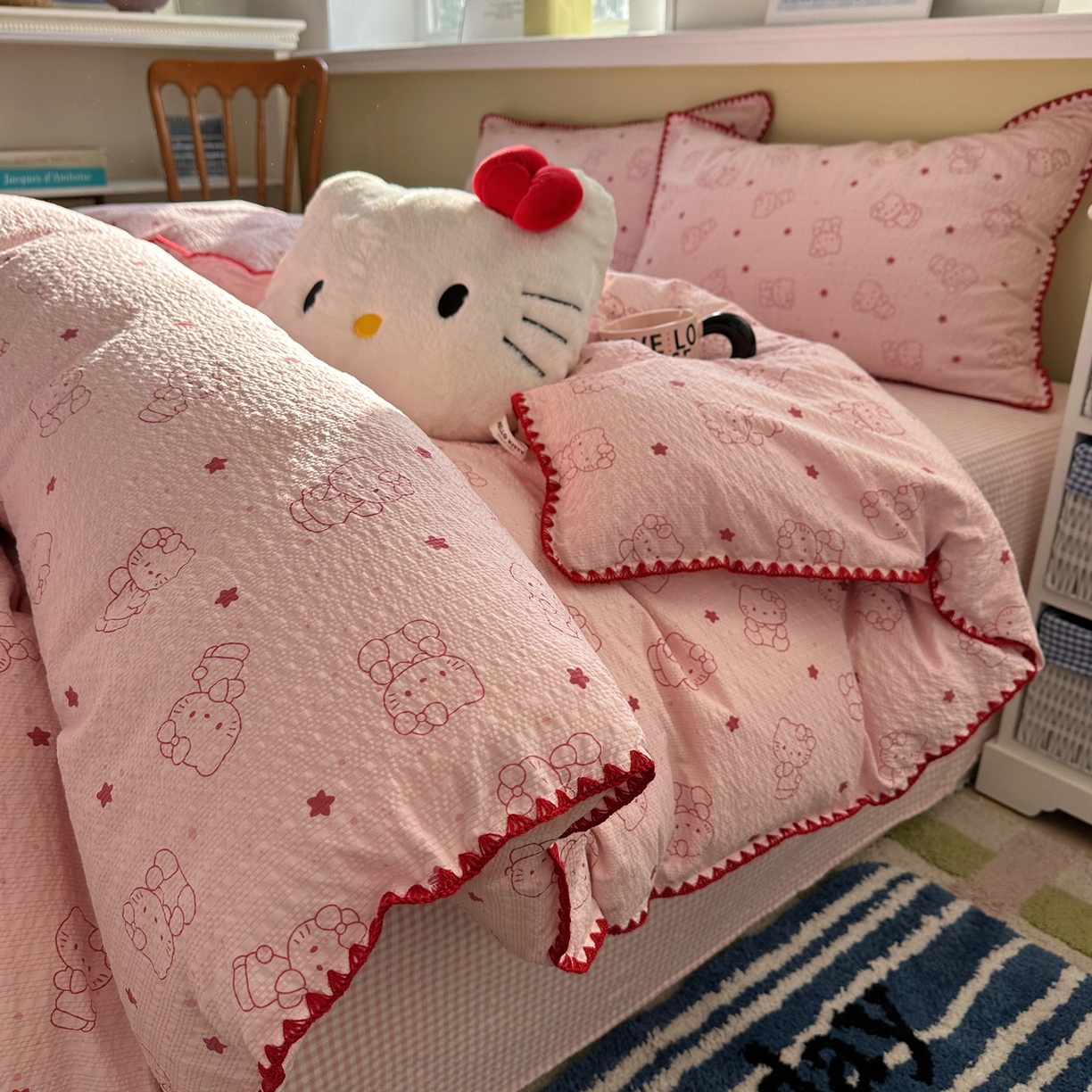 91家纺网 家纺一手货源 找家纺 贝扬思家纺 2026春夏新款高品质A类泡芙纱甜栗贝壳边四件套系列~小红书推荐（110g） 甜栗-描线小猫粉