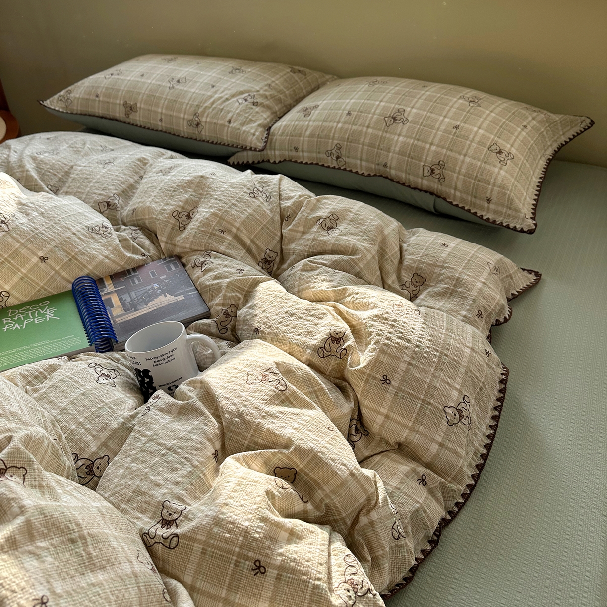 91家纺网 家纺一手货源 找家纺 贝扬思家纺 2026春夏新款高品质A类泡芙纱甜栗贝壳边四件套系列~小红书推荐（110g） 甜栗-青棕格纹熊