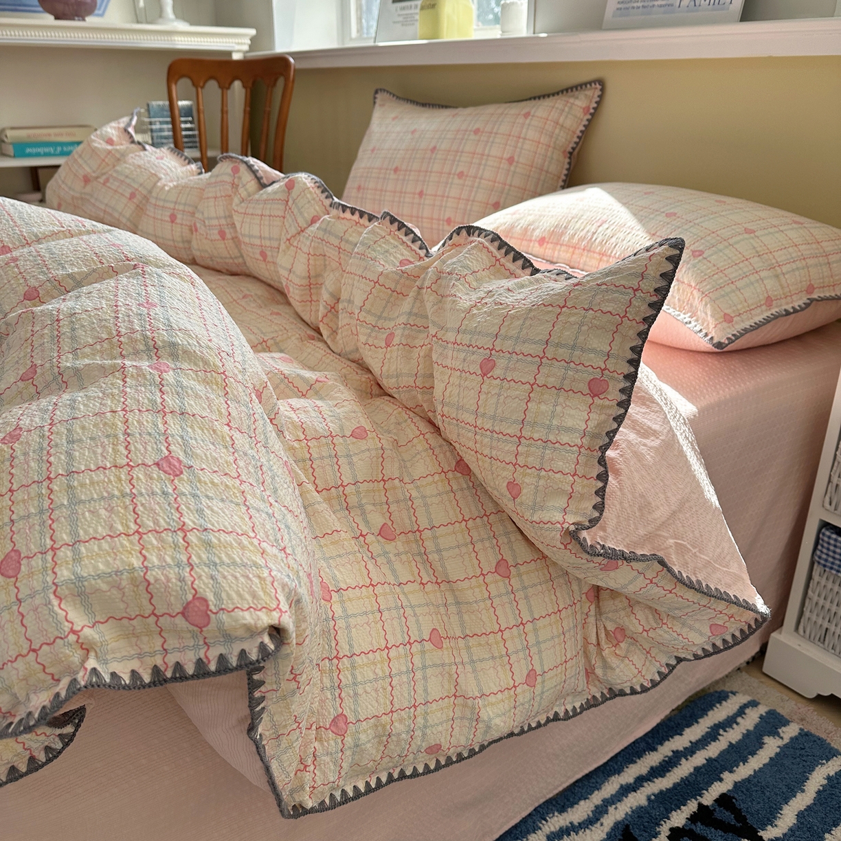 91家纺网 家纺一手货源 找家纺 贝扬思家纺 2026春夏新款高品质A类泡芙纱甜栗贝壳边四件套系列~小红书推荐（110g） 甜栗-格格心